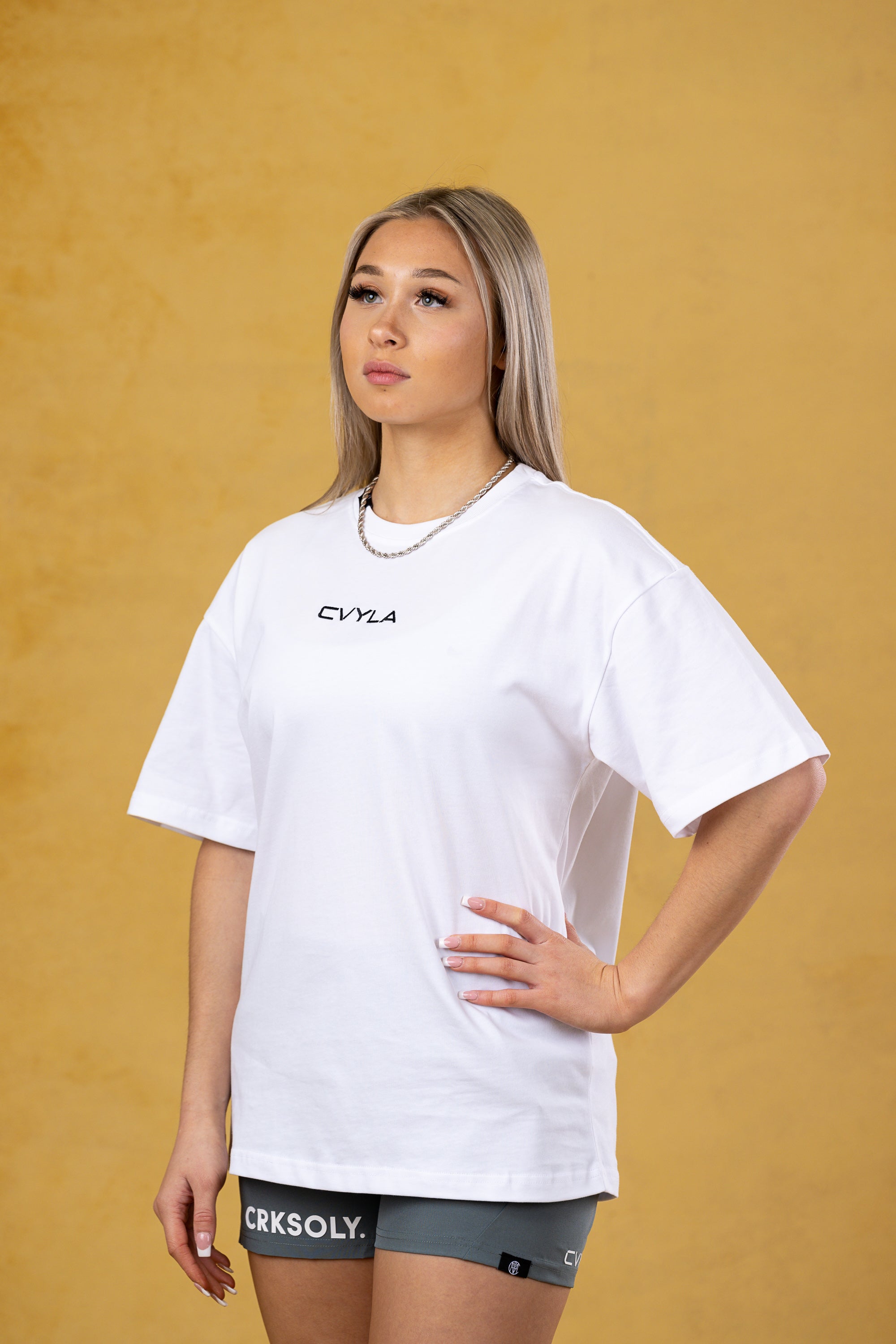 CVYLA Women White Embroidered Tee