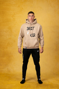 CRKSOLY. SOLO UN NIÑO. Sudadera con capucha color arena