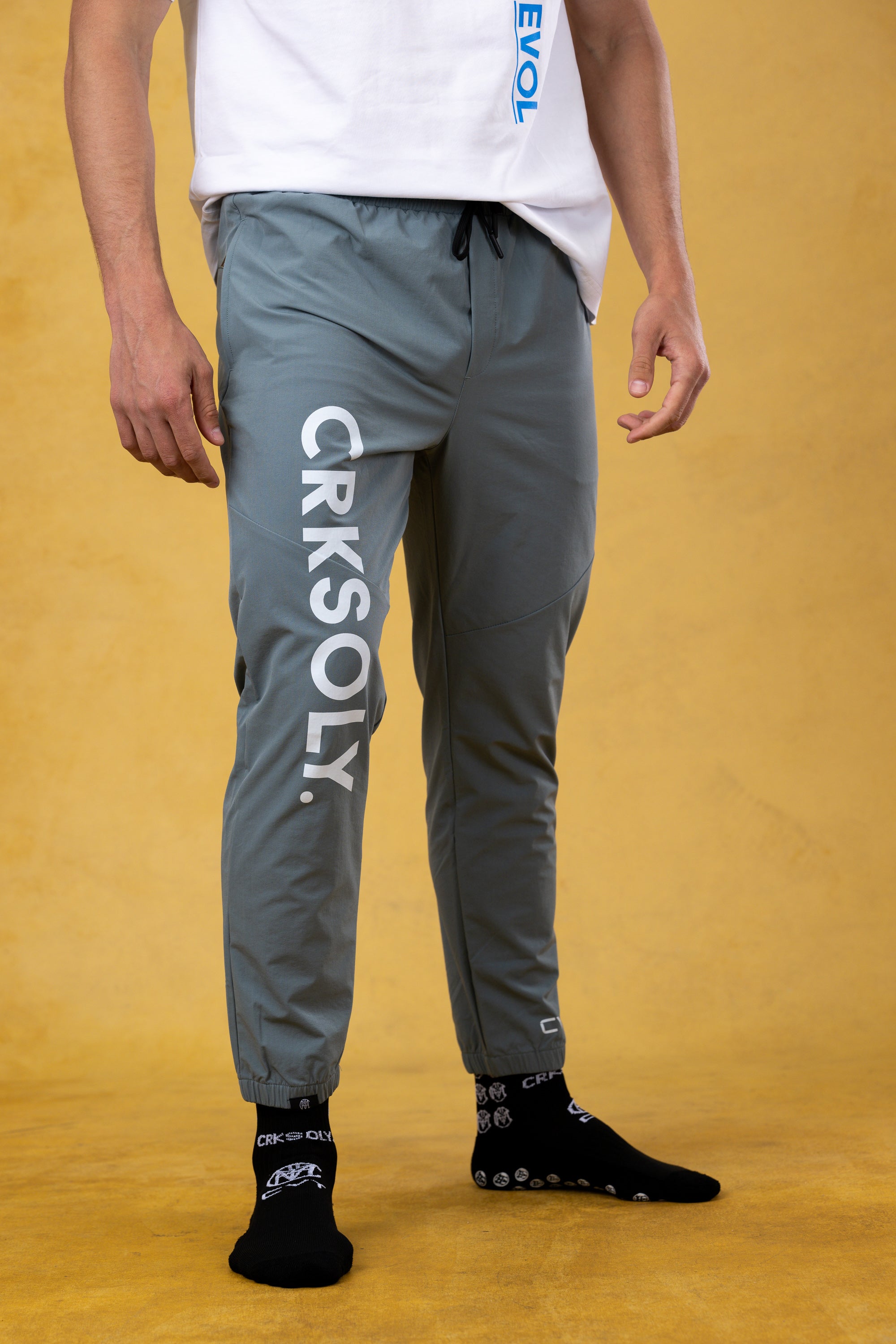 CRKSOLY. Pantalón cortavientos azul claro