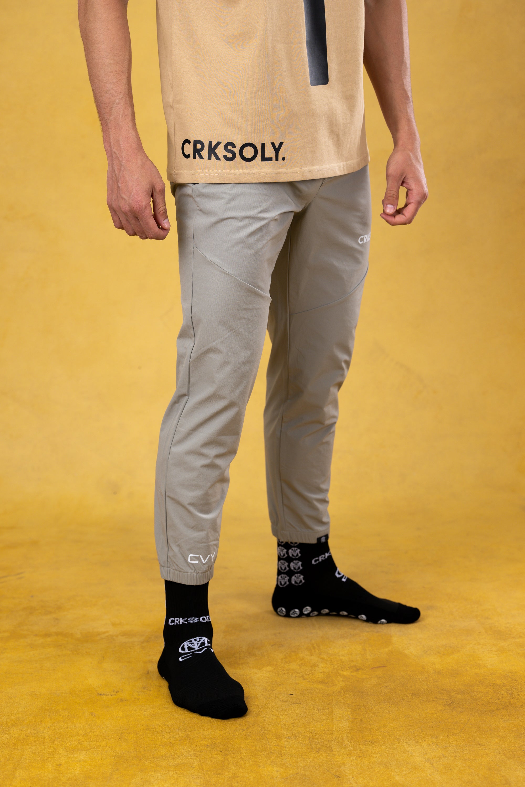 CRKSOLY. Pantalón cortavientos color canela